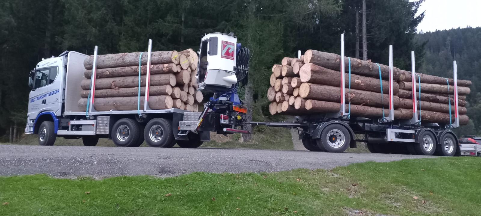 Rundholz-LKW von Holztrans Mitteregger im Einsatz